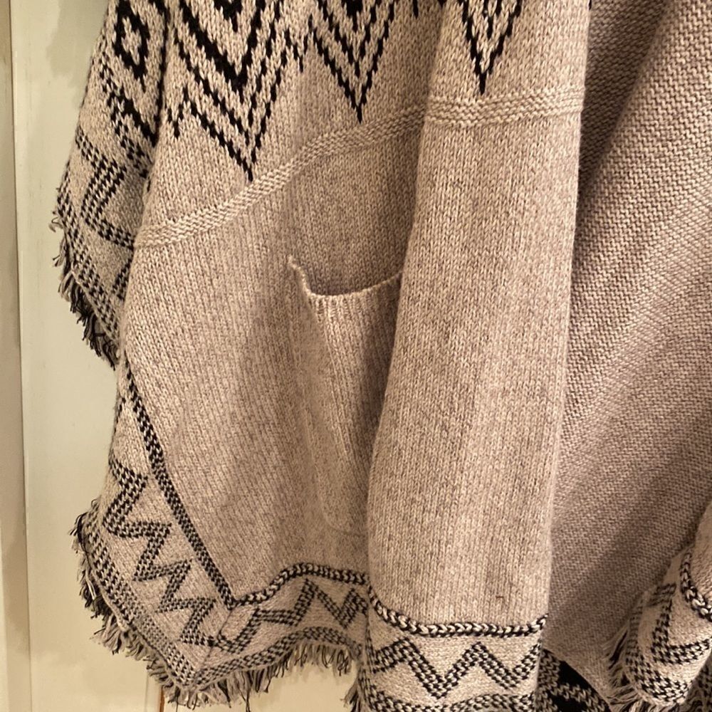 Splendid one size fringe cape - Picture 3 of 4